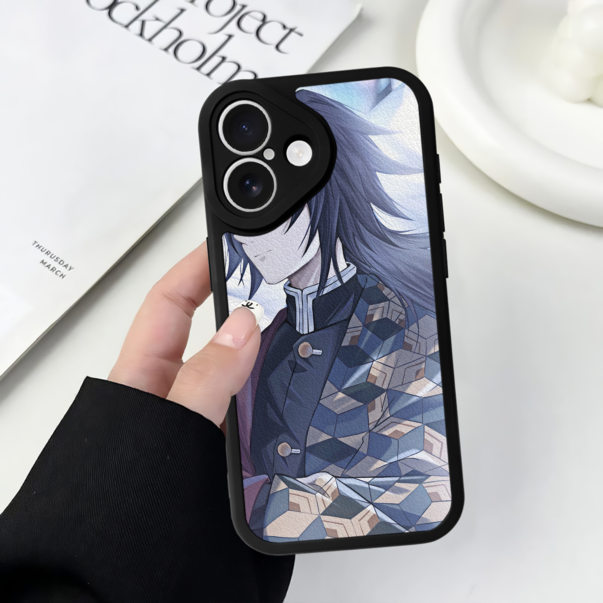 （画像用） 鬼滅の刃（きめつのやいば）水柱-冨岡 義勇／とみおか ぎゆう Tomioka Giyuu 【iPhone 16シリーズ対応】シリコンスマホケース（レザー調） 材質：シリコン